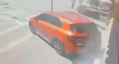 El freni çekilmeyen otomobil kuyumcuya daldı