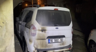 Gece yarısı husumetlisinin aracını kundakladı