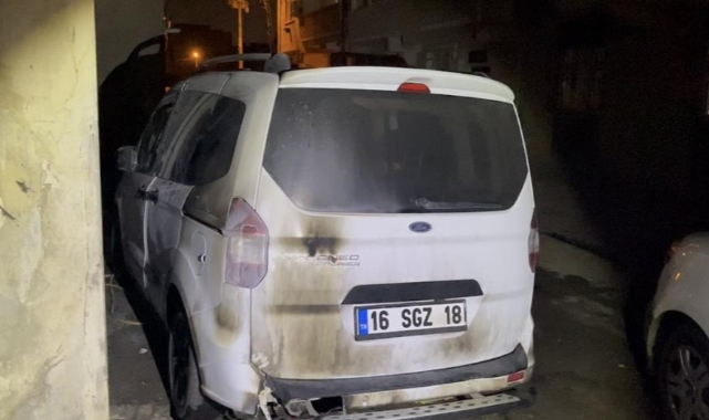 Gece yarısı husumetlisinin aracını kundakladı
