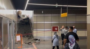 Hafif ticari aracıyla metro istasyonuna daldı