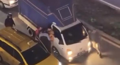 İki sürücü kavgaya tutuştu, trafik kitlendi