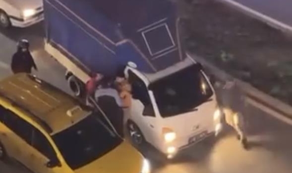 İki sürücü kavgaya tutuştu, trafik kitlendi