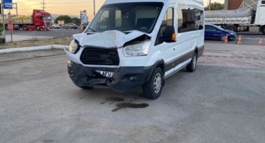 İnegöl'de işçi servisi ile minibüs çarpıştı: 4 yaralı