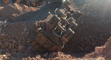 İnegöl'de kontrolden çıkan hafriyat kamyonu devrildi