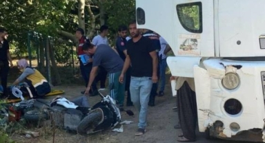 Kamyon ile çarpışan motosiklettekilerden biri hayatını kaybetti