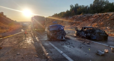 Karabük'te kafa kafaya çarpışan iki otomobil yandı: 3 ölü