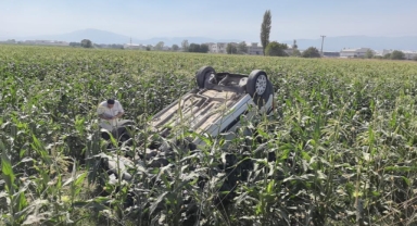 Kontrolden çıkan araç takla atıp tarlaya uçtu