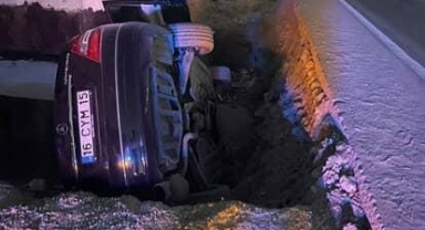 Kontrolden çıkan otomobil üst geçit inşaatına düştü