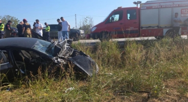 Otomobiller kafa kafaya çarpıştı: 4 yaralı