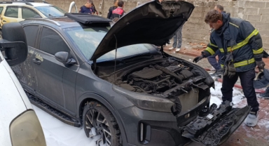 Park halindeki araç yanarak küle döndü