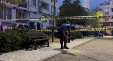 Parkta oyun oynayan çocuğa yorgun mermi isabet etti