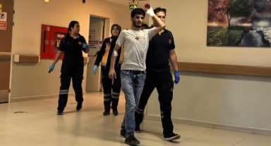 Spiralle demir keserken kendini yaraladı