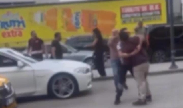 Trafik tartışması'nda birbirlerine girdiler