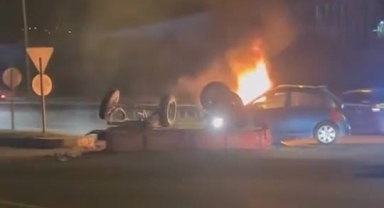 Traktöre çarpıp yanan araçtaki anne-kız yaralandı