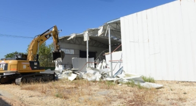 Ürünlü'de 2 kaçak yapı yıkıldı