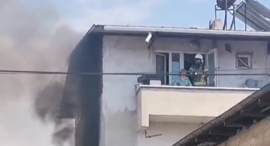 Yangında balkonda mahsur kalan yaşlı kadın kurtarıldı