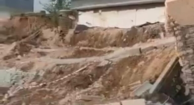  Yeni yapılan sitenin istinat duvarı böyle çöktü