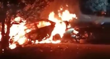 2 araç kafa kafaya çarpıştı araçlar alev alev yandı