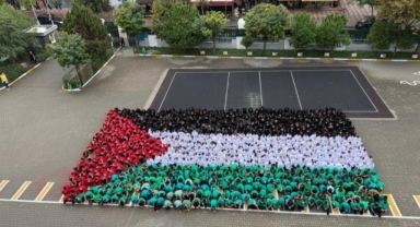 600 öğrenciden Filistin’e dev bayraklı destek