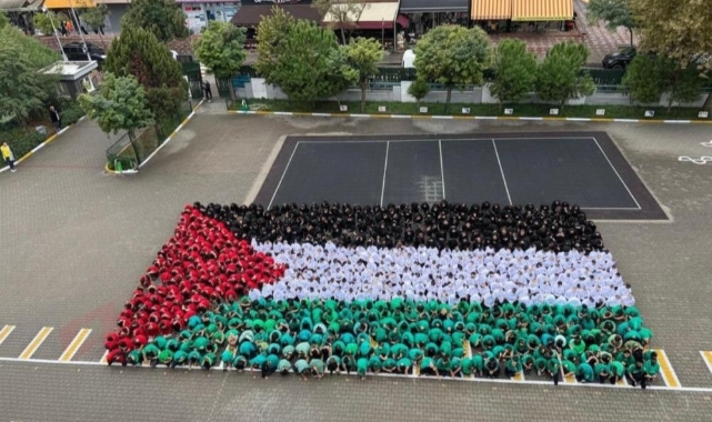 600 öğrenciden Filistin’e dev bayraklı destek