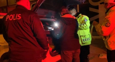 Alkollü yakalanan sürücü aracını öve öve bitiremedi