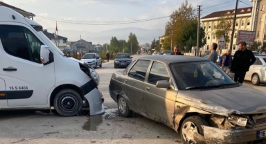 Ara sokaktan çıkan servis kazaya sebep oldu