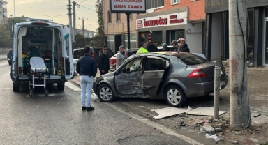 Beton direğe çarpan otomobil sürücüsü yaralandı