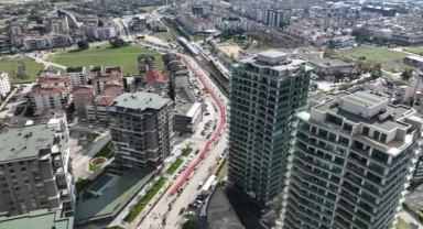 Bir cadde boyunca Türk Bayrağı açtılar