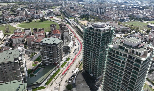 Bir cadde boyunca Türk Bayrağı açtılar