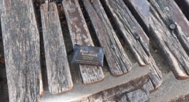 Bulduğu altın dolu çantayı polise teslim etti