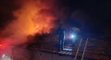 Bursa’da 4 dükkan alevlere teslim oldu