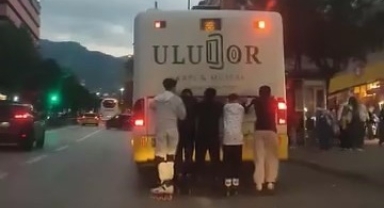 Bursa'da gençlerin tehlikeli yolculuğu kamerada