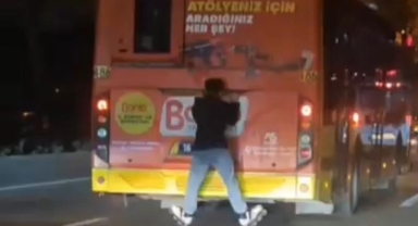 Bursa'da otobüsün arkasında tehlikeli yolculuk