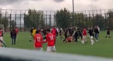 Bursa’da U16 maçında yumruklar konuştu