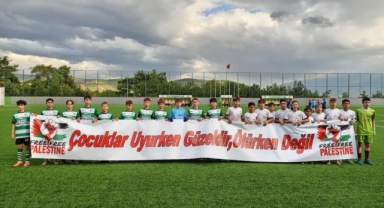 Bursalı futbolcu gençlerden dünyaya mesaj