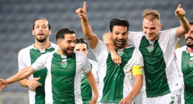 Bursaspor 90+3 te yıkıldı Teknik direktör istifa etti