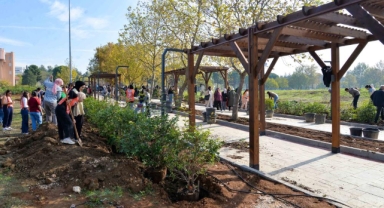 BUÜ’nün '50. Yıl Sokağı' fidanlarla renklendirildi