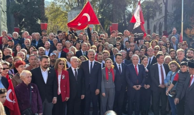 CHP Bursa Cumhuriyet'in 102. yılını törenle kutladı