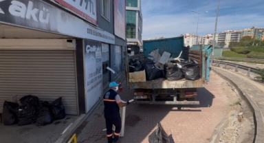 Çöp eve dönen daireden 2 kamyon atık çıktı