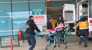 Demir kapının altında kalan küçük çocuk ağır yaralandı