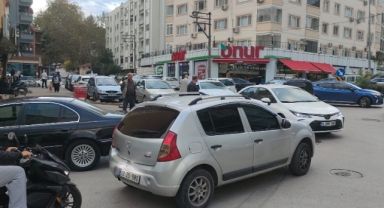 Düğün sahipleri anayolu trafiğe kapatıp halay çekti