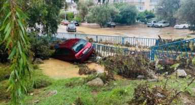 Foça'da metrekareye 144 kg yağış düştü! 1 kişi kayıp
