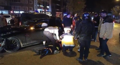 Hafif ticari araç ile otomobil çarpıştı: 3 yaralı