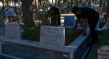 Hergün onlarca mezar temizleyerek fenomen oldular