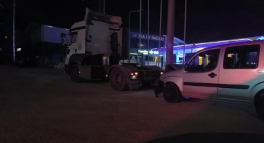 İnegöl'de hafif ticari araç tırla çarpıştı: 2 yaralı