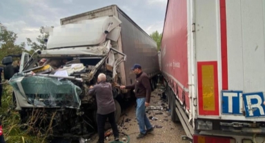 İnegöl'de kamyonlar kafa kafaya çarpıştı