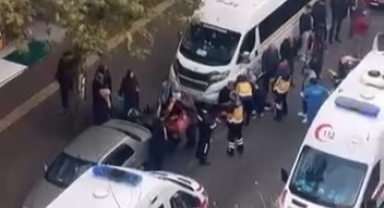 Kaygan yolda dengesini kaybeden kurye düştü