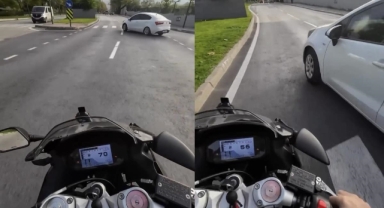 Kırmızı ışıkta geçen aracın dikiz aynasını kırdı