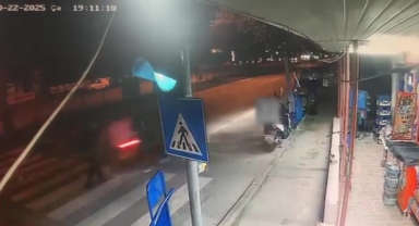 Kırmızı ışıkta geçen yaya'ya motokurye çarptı