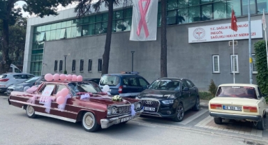 Klasik otomobil ile meme kanserine dikkat çekti